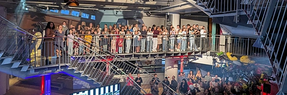 Besucherinnen und Besucher der Feier zum 25-jährigen Bestehen des Universum Bremen.