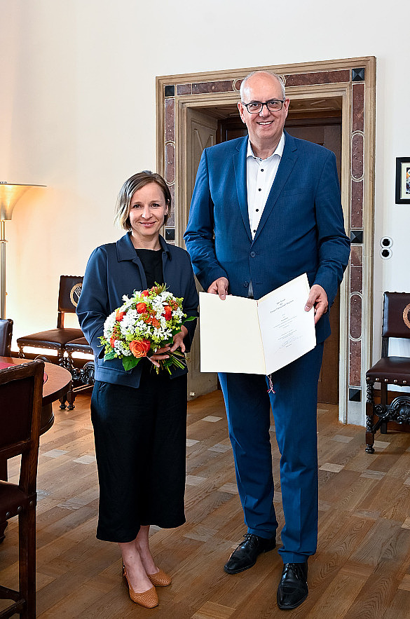 Die neue Bevollmächtigte beim Bund und für Europa, Nancy Böhning, erhält ihre Ernennungsurkunde von Bürgermeister Andreas Bovenschulte.