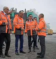 Bürgermeister Andreas Bovenschulte und Bundeskanzler Friedrich Merz auf dem Terminalgelände in Bremerhaven.