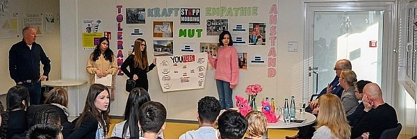 Schülerinnen der Oberschule Blumenthal präsentieren ihr Plakat zum Thema Stabil gegen Cybermobbing.