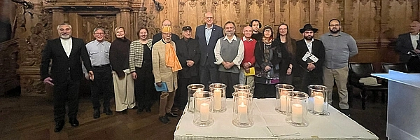 Vertreterinnen und Vertreter von acht Religionen mit Bürgermeister Andreas Bovenschulte (Mitte) nach dem Friedensgebet.