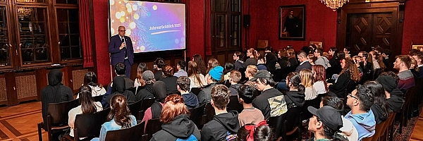 Bürgermeister Andreas Bovenschulte vor den Mitgliedern der Jugendbeiräte.