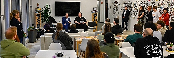 Bürgermeister Bovenschulte im Gespräch mit den Beschäftigten von King Arts.