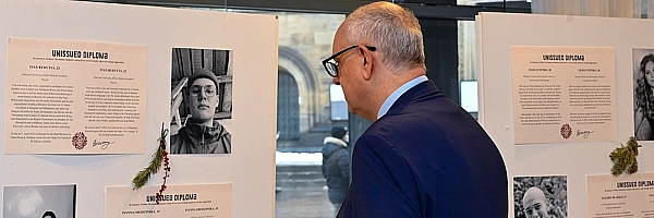 Bürgermeister Bovenschulte in der Ausstellung unissued diplomas.