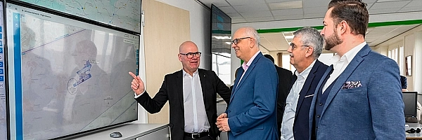 Im Kontrollzentrum von b.r.m: Personen (v.l.): Harald Rossol, Geschäftsführer b.r.m; Bürgermeister Andreas Bovenschulte; Andreas Heyer, Geschäftsführer WFB Wirtschaftsförderung Bremen; Markus Rossol, Geschäftsführer b.r.m.