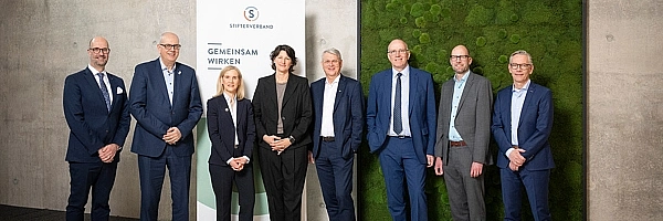 Zukunftsforum des Stifterverbandes: (v.l.) Klaus Windheuser (Vorstand, Die Sparkasse Bremen), Bürgermeister Andreas Bovenschulte, Prof. Dr. Jutta Günther (Rektorin, Universität Bremen), Andrea Frank (stellv. Generalsekretärin, Stifterverband), Dr. Volker Meyer-Guckel (Generalsekretär, Stifterverband), Marco R. Fuchs (Vorsitzender des Vorstandes, OHB SE, sowie Vorsitzender des Landeskuratoriums Bremen im Stifterverband), Dr. Pascal Hetze (Programmleiter Data & Policy, Stifterverband) und Michael Kalbow (Standortleiter, Airbus Bremen). 