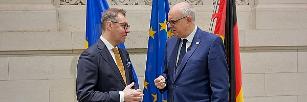 Der Botschafter der Ukraine, Oleksii Makeiev, und Bürgermeister Andreas Bovenschulte am Rande der Bundesratssitzung.