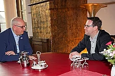 Bürgermeister Andreas Bovenschulte im Austausch mit dem neuen Geschäftsführer des DGB in der Region Bremen-Elbe-Weser, Christian Wechselbaum.