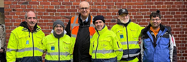 Bürgermeister Andreas Bovenschulte mit Mitstreitern bei den Bremer Aufräumtagen in Blumenthal.