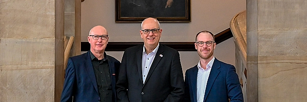 Bürgermeister Andreas Bovenschulte (Mitte) mit dem neuen Hauptgeschäftsführer der Handwerkskammer Bremen, Alexander Gündermann und dem Präses der Handwerkskammer, Thomas Kurzke.