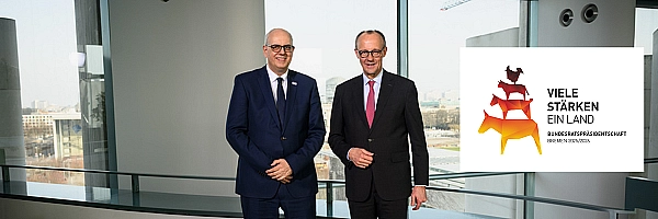 Bürgermeister Andreas Bovenschulte und Kanzler Friedrich Merz im Kanzleramt. Daneben das Logo der Bremer Bundesratspräsidentschaft. Foto: Bundespresseamt / Sandra Steins