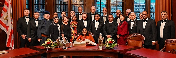 Alle anwesenden Botschafterinnen und Botschafter aus der ostasiatischen Region trugen sich im Senatssaal in das Goldene Buch ein.