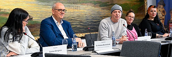 Armin Petras (Mitte) wird neuer Intendant am Theater Bremen, unterstützt durch Franziska Benack und Frederike Krüger (4. und 5. von li.) als seine Stellvertreterinnen im künstlerischen Leitungsteam. Präsentiert wurde Petras von Bürgermeister und Kultursenator Andreas Bovenschulte und Kulturstaatsrätin Carmen Emigholz. 