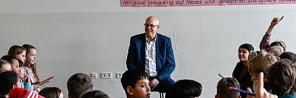 Bürgermeister Bovenschulte beantwortet in einer lebhaften Runde die Fragen der Schülerinnen und Schülern. 