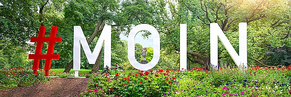 Der Schriftzug Moin in den Bremer Wallanlagen.