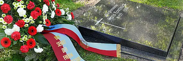 Das Grab von Hans Koschnick mit dem Kranz.