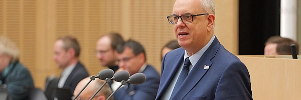 Bürgermeister Bovenschulte am Rednerpult des Bundesratses.