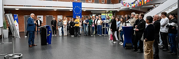 Bürgermeister Bovenschulte bei der Eröffnung der Europawochen 2026 im Kwadrat.