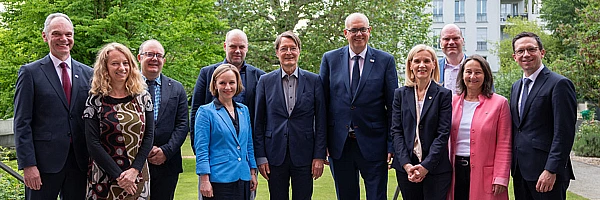 Bürgermeister Andreas Bovenschulte mit den Vertreterinnen und Vertretern der Universitäten Bremen und Oldenburg.