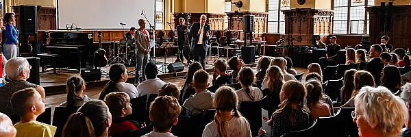 Bürgermeister Andreas Bovenschulte beim Mitsingfest Bremen so frei.