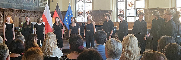 Ein Chor bei der Jubiläumsfeier in der Oberen Rathaushalle.