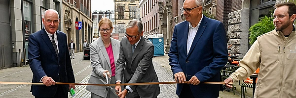 Bürgermeister Andreas Bovenschulte schneidet gemeinsam mit  Susanne Gerlach (Vorstand City-Initiative und Geschäftsführerin Böttcherstraße GmbH), Dr. Joh. Christian Jacobs und Handelskammer-Präses André Grobien symbolisch das Band durch.