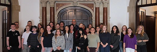 Bürgermeister Andreas Bovenschulte mit den Mitgliedern der Jugendbeiräte und Jugendforen.