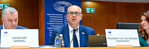 Bundesratspräsident Andreas Bovenschulte bei seiner Rede vor dem Ausschuss der Regionen in Brüssel.