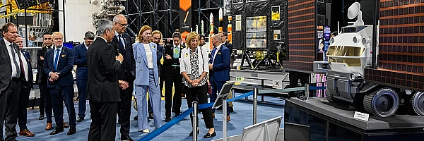 Besuch bei der japanischen Raumfahrtagentur JAXA: Bürgermeister Andreas Bovenschulte (2. v.l) und Botschafterin der Bundesrepublik Deutschland in Japan, Petra Siegmund (3. v.l). im Gespräch mit dem Präsidenten der JAXA, Hiroshi Yamakawa (links). 