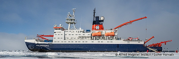 Das Forschungsschiff Polarstern im Eis.