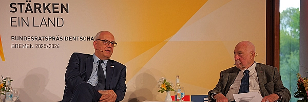 Bürgermeister Andras Bovenschulte im Gespräch mit Joseph Stiglitz.