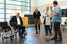 Bürgermeister Andreas Bovenschulte probierte eine Fahrt im Rollstuhl aus - auf der Messe InVita.