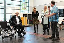 Bürgermeister Andreas Bovenschulte probierte eine Fahrt im Rollstuhl aus - auf der Messe InVita.