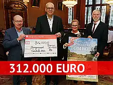 Symbolische Scheckübergabe mit Tombola-Geschäftsführer Dietmar Hoppe, Bürgermeister Andreas Bovenschulte, Sylvia Wedemeyer (Präsidentin des Bürgerparkvereins) und Parkdirektor Tim Großmann (v.l.n.r.).