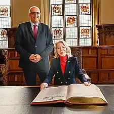 Antrittsbesuch im Rathaus: Bürgermeister Andreas Bovenschulte empfängt die amerikanische Botschafterin Amy Gutmann.