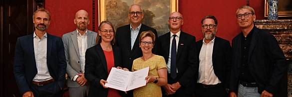 Haben den Letter of Intent für den Klima Campus unterzeichnet: (von li.) Matthias Brandt, Vorstand Deutsche Windtechnik AG, Michael Hehemann, Vorstand ArcelorMittal, Bildungssenatorin Sascha Karolin Aulepp, Bürgermeister Andreas Bovenschulte, Arbeitssenatorin Claudia Schilling, Thomas Kurzke, Präses der Handwerkskammer Bremen-Bremerhaven, Dr. Stefan Woltering, Vorstand Zech Group SE und Dr. Klaus Meier, Geschäftsführer Überseeinsel GmbH. Haben den Letter of Intent für den Klima Campus unterzeichnet: (von li.) Matthias Brandt, Vorstand Deutsche Windtechnik AG, Michael Hehemann, Vorstand ArcelorMittal, Bildungssenatorin Sascha Karolin Aulepp, Bürgermeister Andreas Bovenschulte, Arbeitssenatorin Claudia Schilling, Thomas Kurzke, Präses der Handwerkskammer Bremen-Bremerhaven, Dr. Stefan Woltering, Vorstand Zech Group SE und Dr. Klaus Meier, Geschäftsführer Überseeinsel GmbH.
