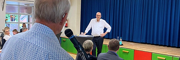 Bürgermeister Andreas Bovenschulte im Dialog mit Bürgerinnen und Bürgern. Bürgermeister Andreas Bovenschulte im Dialog mit Bürgerinnen und Bürgern.