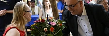 Andreas Bovenschulte überreicht Neele Buchholz Blumen. Andreas Bovenschulte überreicht Neele Buchholz Blumen.