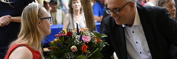 Andreas Bovenschulte überreicht Neele Buchholz Blumen.