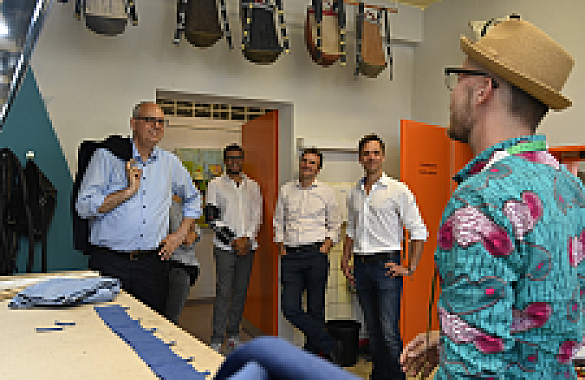 Bürgermeister Andreas Bovenschulte beim Rundgang durch das Creative Hub. Personen (v.l.n.r): Bürgermeister Andreas Bovenschulte; Hachem Gharbi, Mitgründer Creative Hub; Jens Schmidt, Senatskanzlei; Marc Fucke, Mitgründer Creative Hub; Octavio Tasch, Designer.