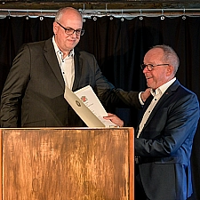 Bürgermeister Andreas Bovenschulte mit dem ehemaligen Vegesacker Ortsamtsleiter Heiko Dornstedt bei seiner Verabschiedung.