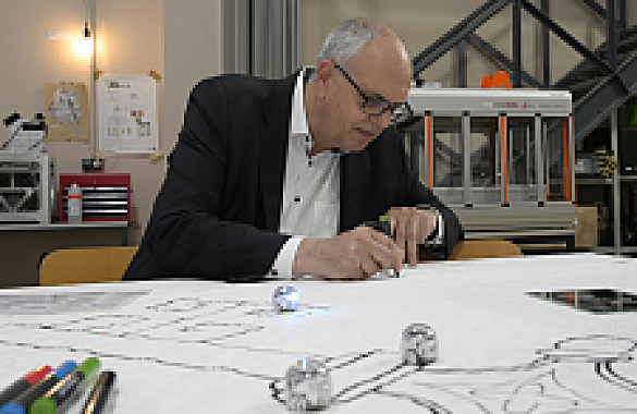Bürgermeister Andreas Bovenschulte im FabLab.