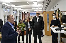 Professor Michael Beetz, einer der weltweit führenden Wissenschaftler im Gebiet der Künstlichen Intelligenz, berichtet im Forschungslabor über die aktuellen Forschungsprojekte. Professor Michael Beetz, einer der weltweit führenden Wissenschaftler im Gebiet der Künstlichen Intelligenz, berichtet im Forschungslabor über die aktuellen Forschungsprojekte.