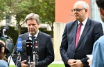 Bundeswirtschaftsminister Robert Habeck und Bremens Bürgermeister Andreas Bovenschulte. Bundeswirtschaftsminister Robert Habeck und Bremens Bürgermeister Andreas Bovenschulte.