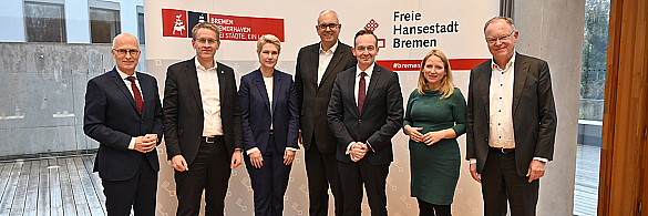 Treffen sich in der Bremer Landesvertretung in Berlin zur Konferenz Norddeutschland (KND) (von links): Hamburgs Erster Bürgermeister Dr. Peter Tschentscher, Schleswig-Holsteins Ministerpräsident Daniel Günther, Mecklenburg-Vorpommers Ministerpräsidenten Manuela Schwesig, Bremens Bürgermeister und Vorsitzender der KND Andreas Bovenschulte, Bundesminister für Digitales und Verkehr Volker Wissing, Parlamentarische Staatssekretärin beim Bundesminister für Digitales und Verkehr Daniela Kluckert und Niedersachsens Ministerpräsident Stephan Weil.