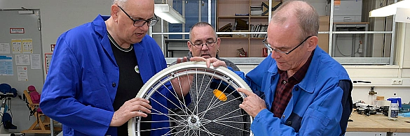 Sven Nollmann zeigt Bürgermeister Bovenschulte die Arbeitsschritte bei der Reparatur eines Rollstuhlreifens. Sven Nollmann zeigt Bürgermeister Bovenschulte die Arbeitsschritte bei der Reparatur eines Rollstuhlreifens.