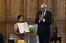 Bürgermeister Bovenschulte überreicht Rukmini Vaderapura Puttaswamy den 17. Bremer Solidaritätspreis.