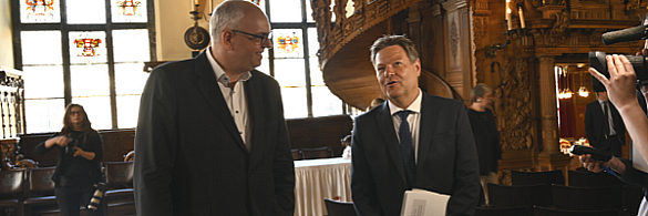 Bürgermeister Bovenschulte und Bundesminister Habeck im Gespräch in der Oberen Rathaushalle