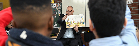 Bürgermeister Andreas Bovenschulte liest beim Vorlesetag an der Schule an der Robinsbalje in Bremen.