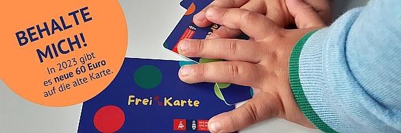 Kinderhände halten die FreiKarte fest. Text: Bitte nicht wegwerfen - Wieder 60 Euro in 2023.